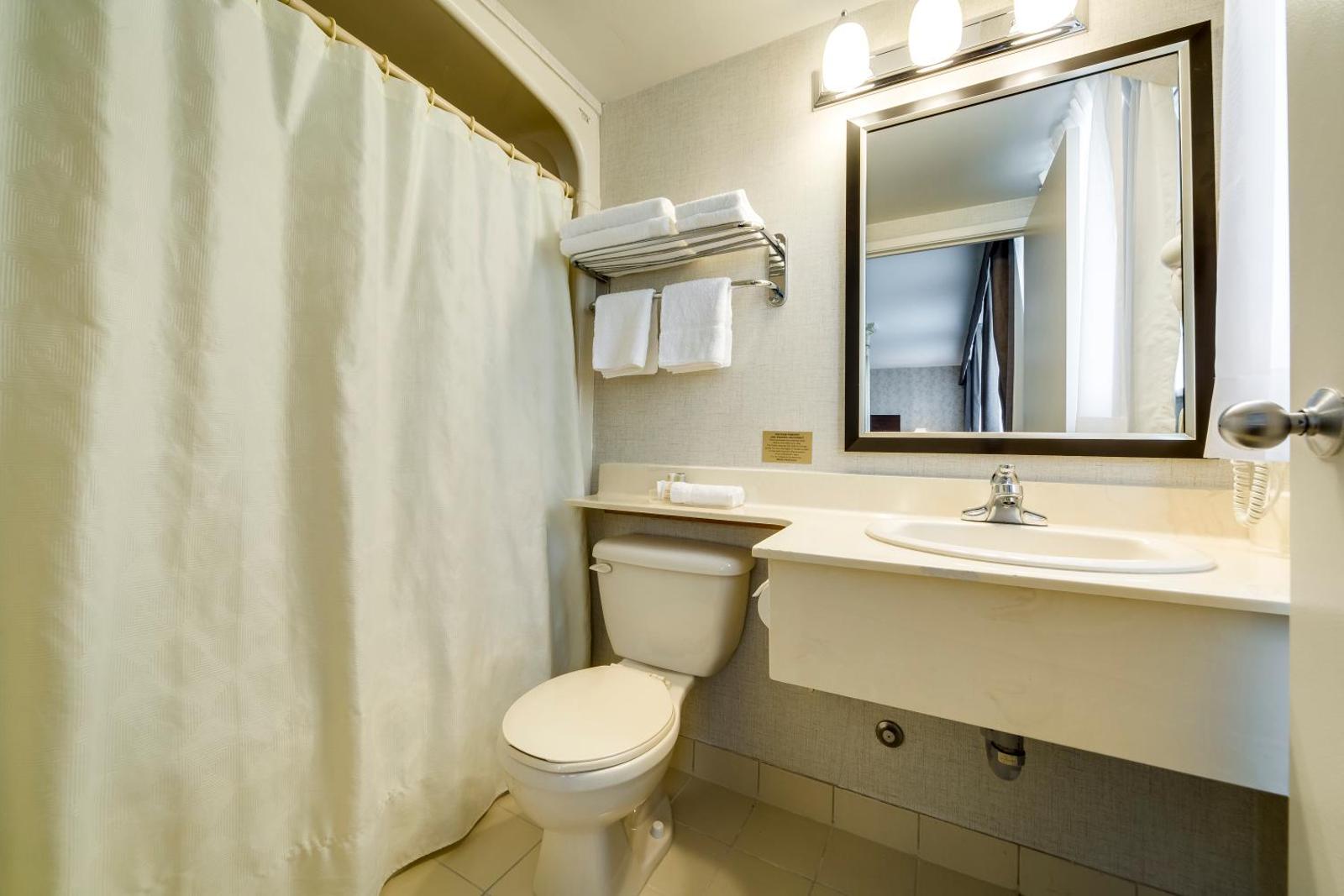 Monte Carlo Inns Oakville Suites