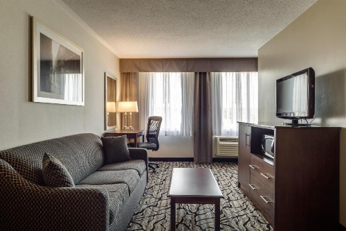 Monte Carlo Inns Oakville Suites image 25