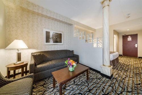 Monte Carlo Inns Oakville Suites image 37